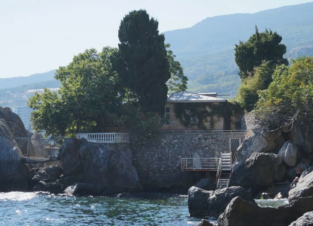 Дача Чехова в Гурзуфе в мае